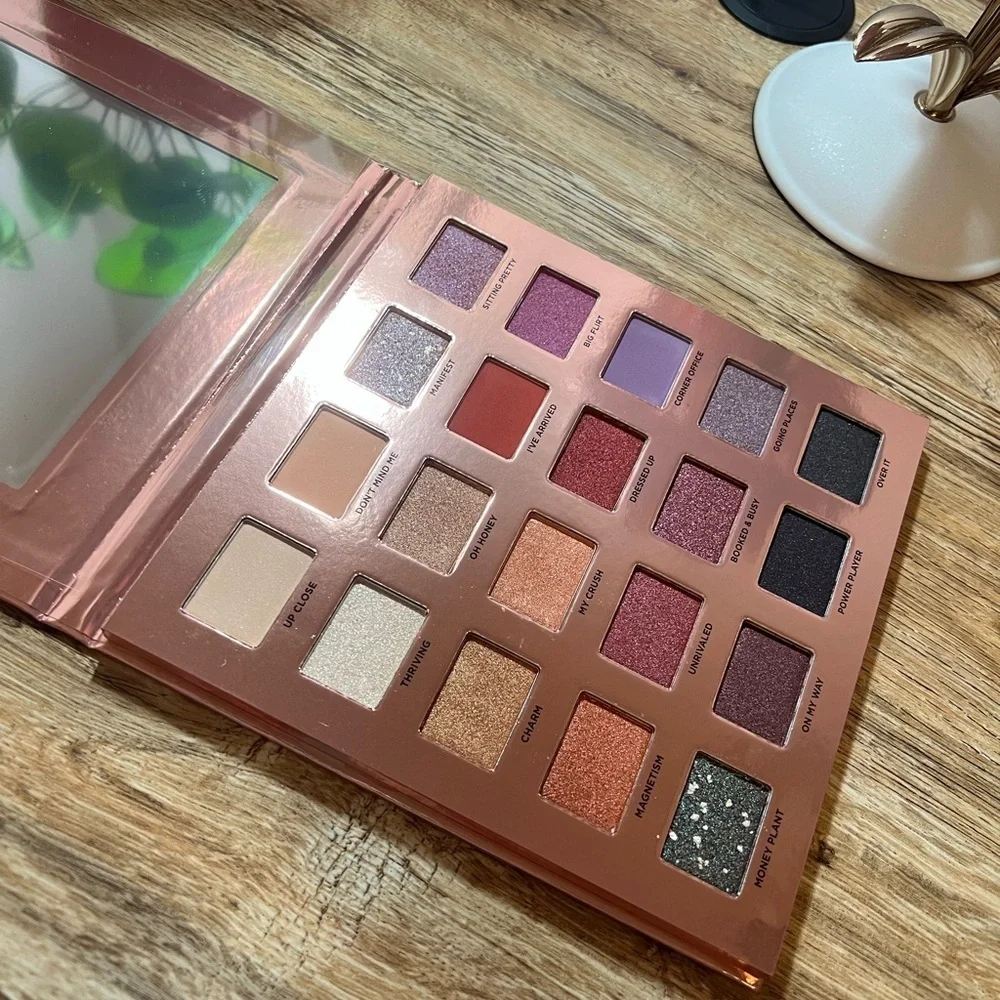 ICONIC LONDON • DESK TO DANCE • EYESHADOW PALETTE